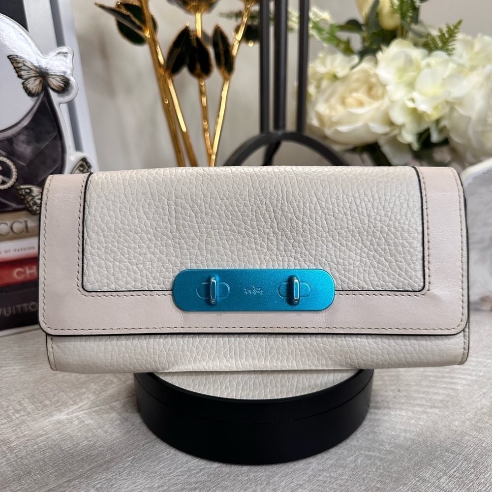 Coach Swagger Elegant White Leather Wallet EUC